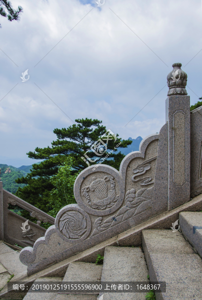 千山彌勒寶塔石階圍欄與白云