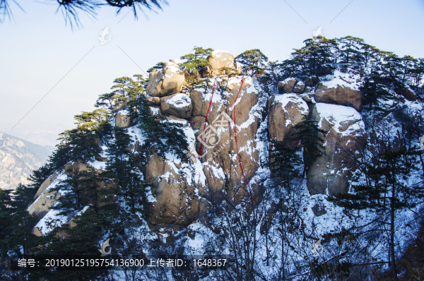 千山風(fēng)景區(qū)天成彌勒大佛山峰雪景