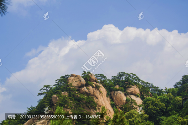 千山風(fēng)景區(qū)天成彌勒大佛山峰白云