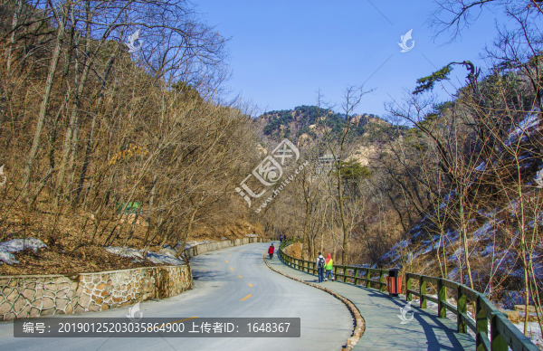 千山風(fēng)景區(qū)彎彎的通往大佛寺的路