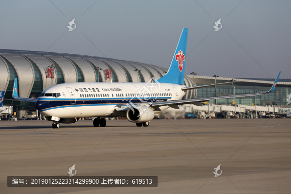 南方航空飛機(jī)在沈陽(yáng)機(jī)場(chǎng)