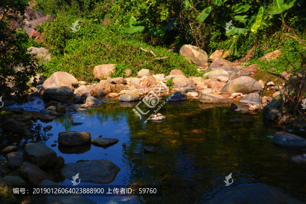 山間溪流