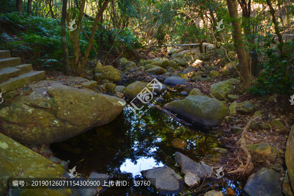 山石溪流