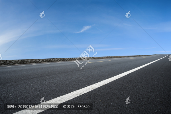 高速公路和藍天白云