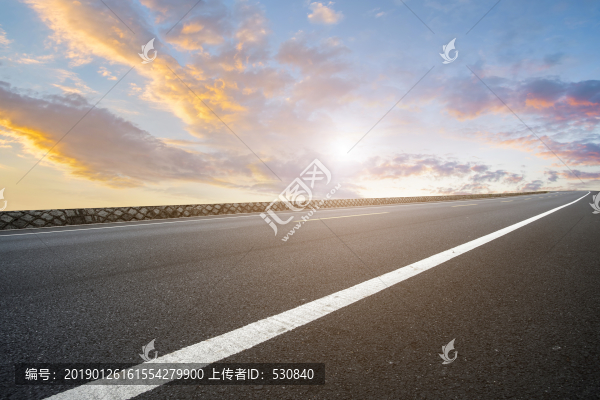天空云彩和高速公路
