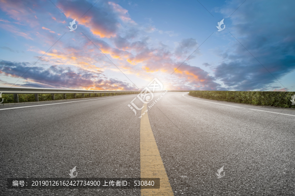 道路交通和天空云彩