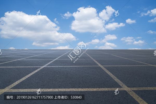瀝青路面和藍天白云