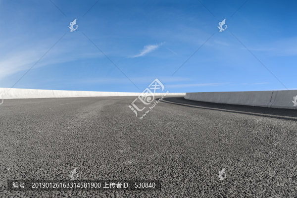 柏油馬路和藍天白云