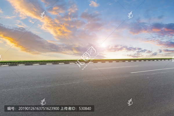 高速公路和天空云彩