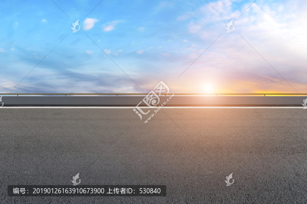 高速公路和天空云彩