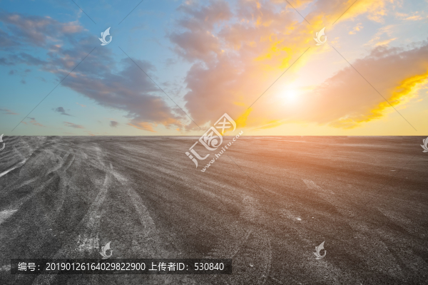 高速公路和天空云彩