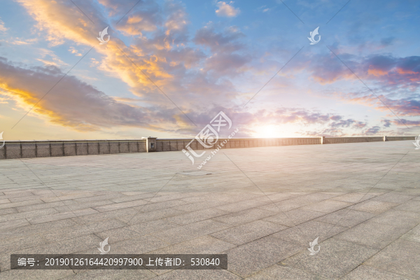 地板磚和天空云彩