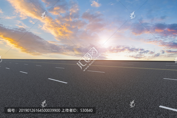 高速公路和天空云彩