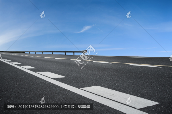 道路交通和藍天白云