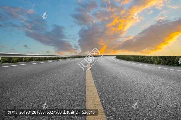 高速公路和天空云彩