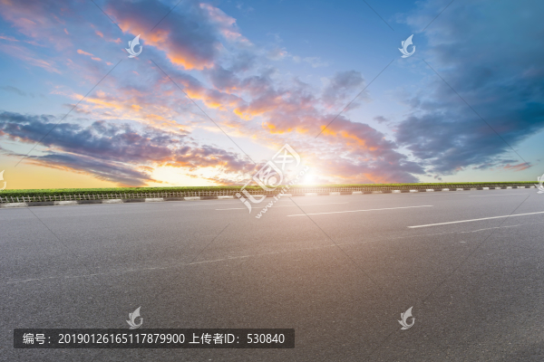 高速公路和天空云彩