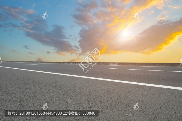 城市道路和天空云彩