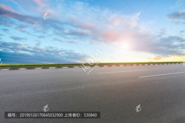 高速公路和天空云彩