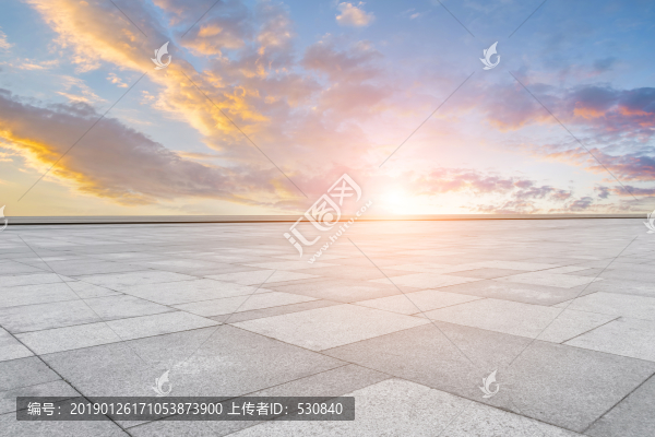 石磚路面和天空云彩