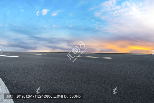 瀝青路面和天空云彩