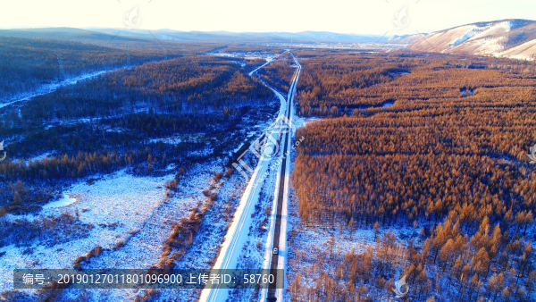 穿越冰雪森林的鐵路公路
