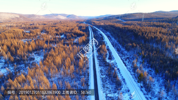 穿越冰雪森林的鐵路公路