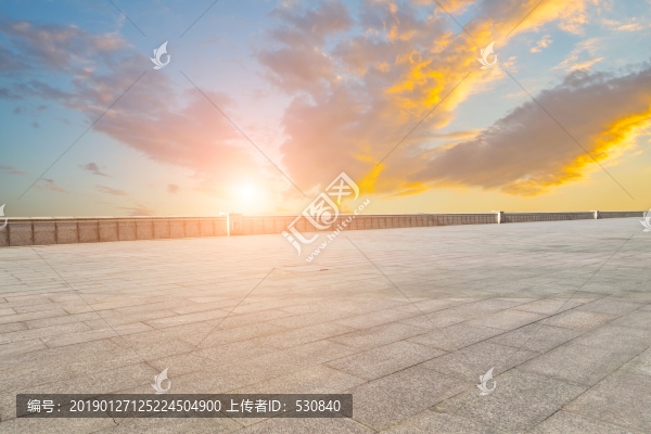 石磚路面和天空云彩