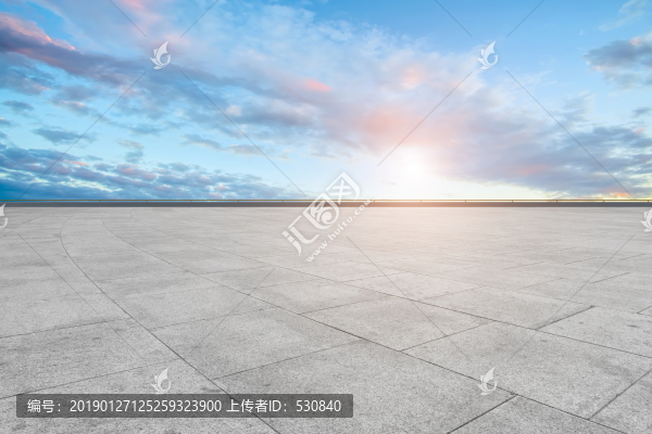 石磚地面和天空云彩