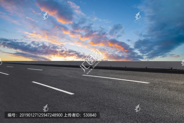 道路地面和天空云彩