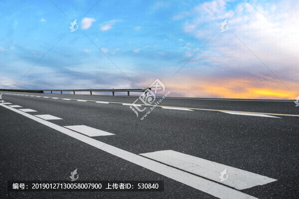 道路地面和天空云彩-匯圖網(wǎng) www.fosd68.com 道路地面和天空云彩