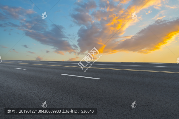 天空云彩和道路交通