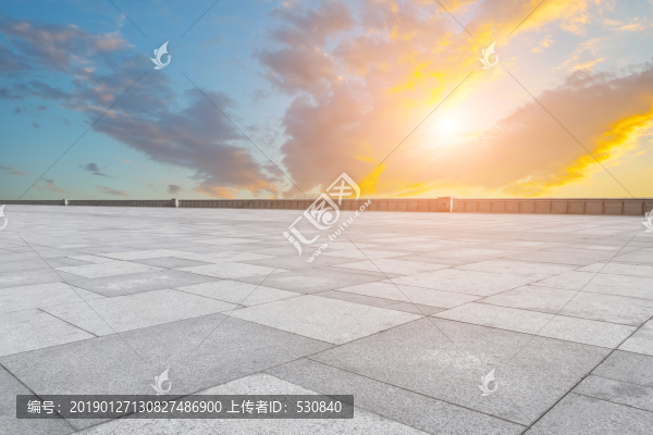 廣場地面磚和天空云彩