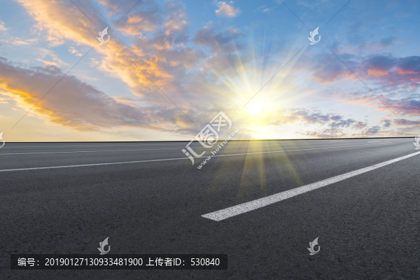 天空云彩和道路交通