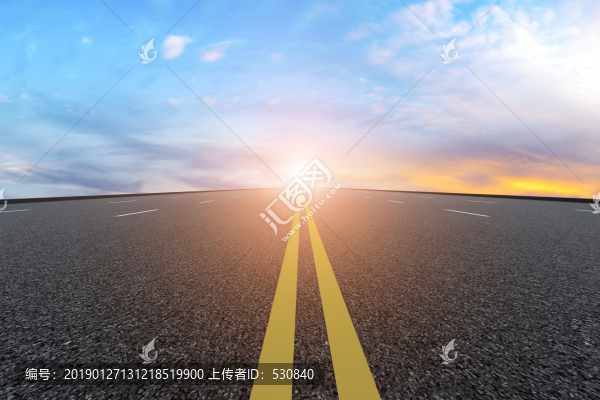 柏油馬路和天空云彩