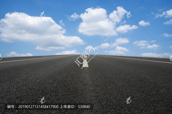 藍(lán)天白云和柏油馬路