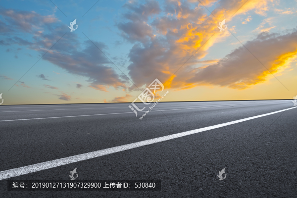 天空云彩和高速公路