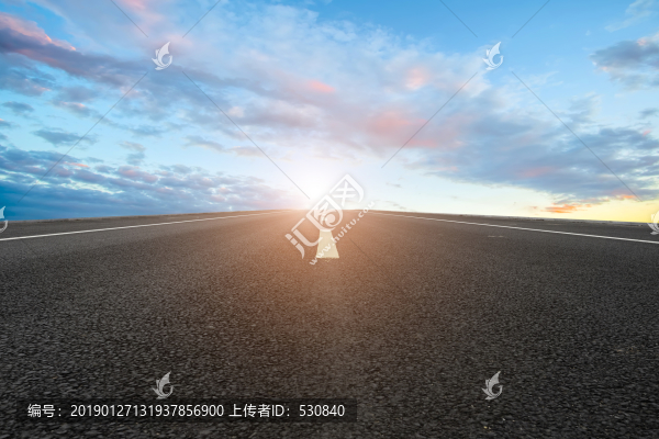 天空云彩和高速公路