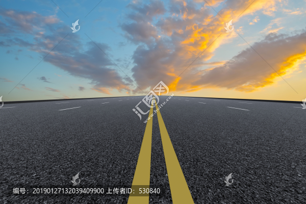 城市道路和天空云彩