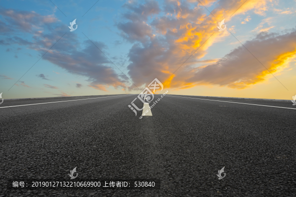 城市道路和天空云彩
