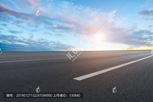 城市道路和天空云彩