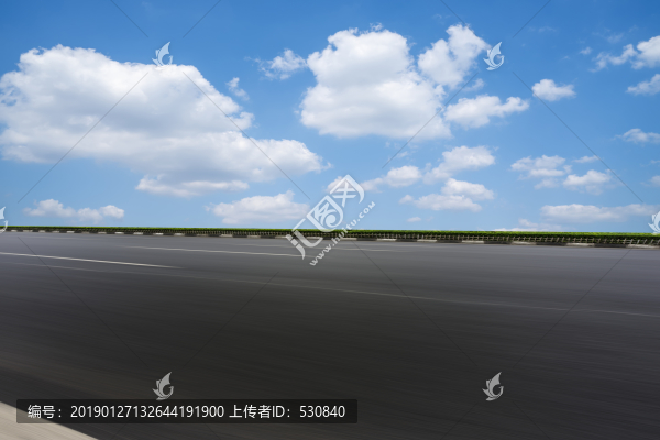 藍(lán)天白云和瀝青路面