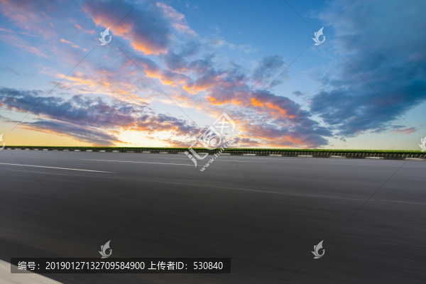 天空云彩和瀝青路面