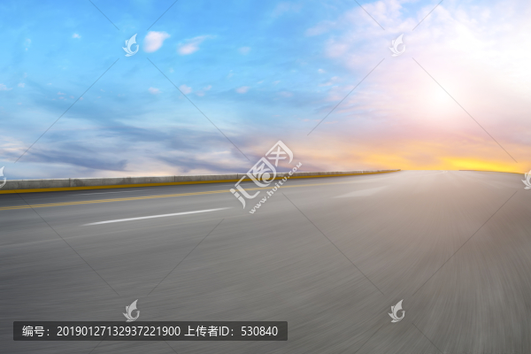 天空云彩和高速公路