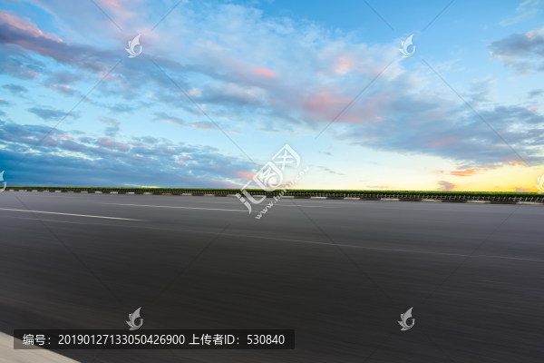 天空云彩和高速公路