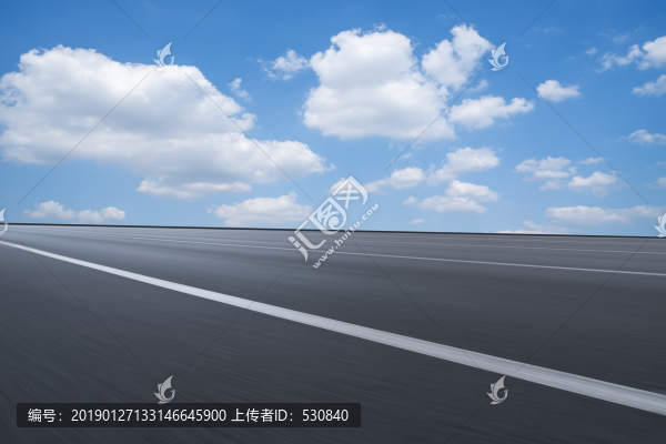 藍(lán)天白云和瀝青路面