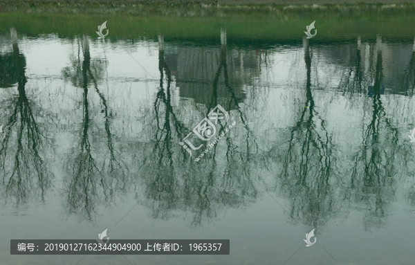 水面倒影