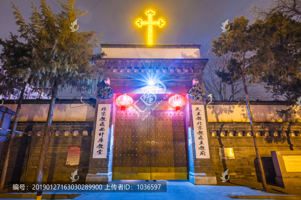 西什庫教堂大門夜景