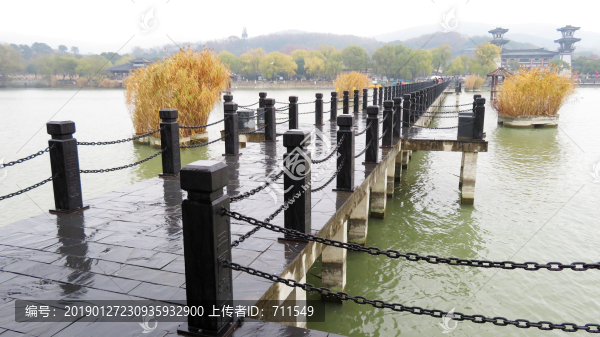 湖上棧橋