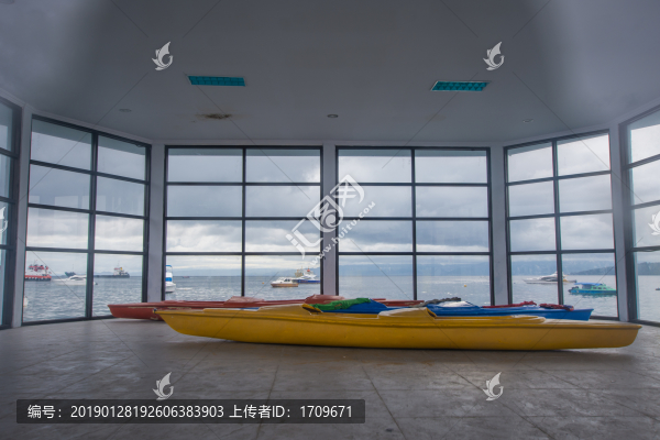 賽艇在碼頭建筑里