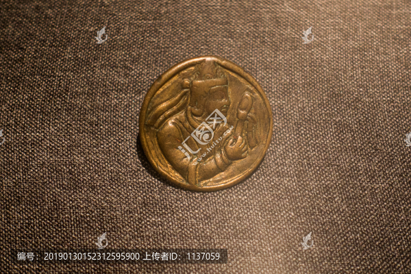 貴霜王侯像銅扣